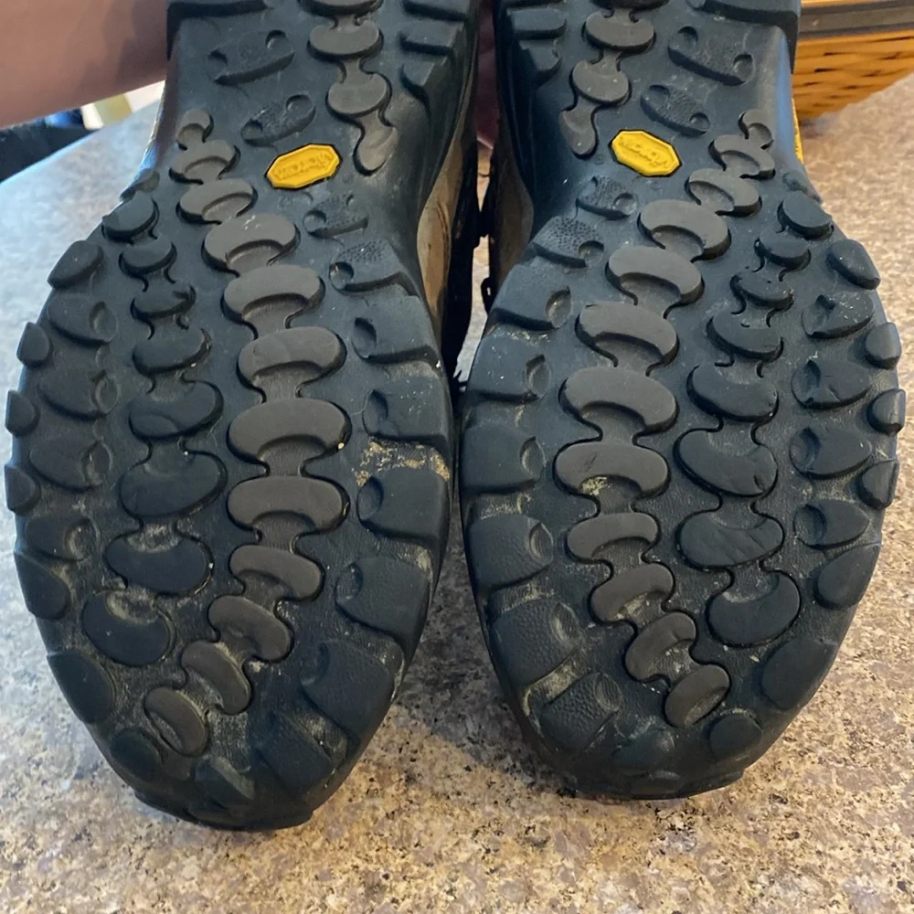 Merrell Hiking Boots Very Worn With A Lot of FLAWS Leather (Unsure of Size)AS-IS